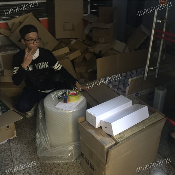 4月11科頤辦公打包現場，隔壁小帥幫忙打包中還不忘來臭美一下