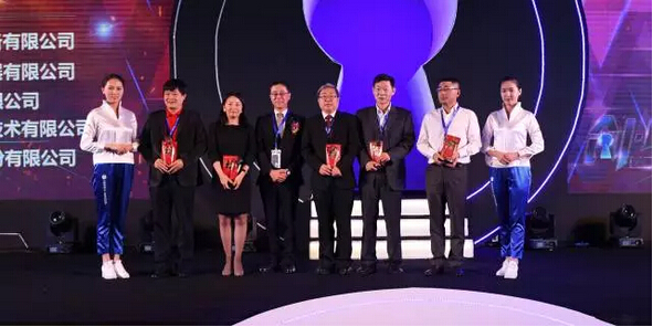 炭谷忠彥董事長（左四）頒發(fā)“年度特別貢獻(xiàn)獎(jiǎng)”-科頤辦公分享