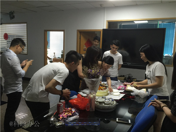 柯尼卡美能達復印機代理商--科頤之家家人一起分享美味的蛋糕